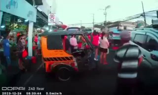 菲律宾军车冲进集市！2死3伤！